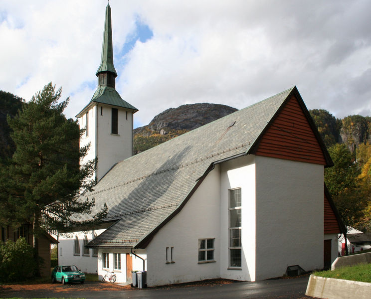 Fil:Dale kyrkje sett frå søraust, AMH 2008.jpg