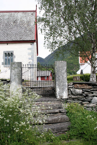 Fil:Dale kyrkjegard, inngang frå sør, AMH 2012.jpg