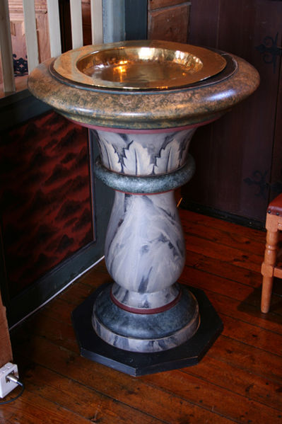 Fil:Eid kyrkje, Kvinnherad Døpefont 1.jpg