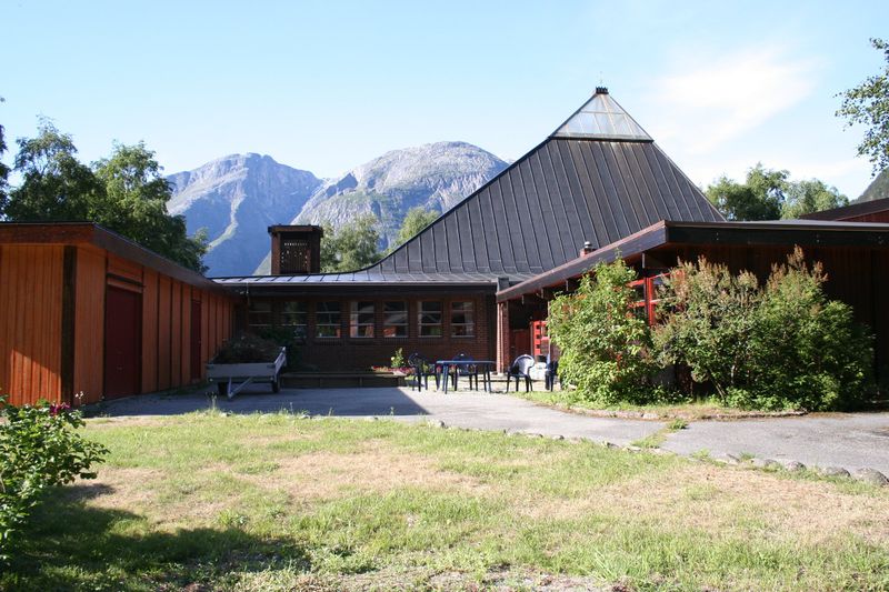 Fil:Eidfjord, eksteriør frå sør, AMH 2006.jpg