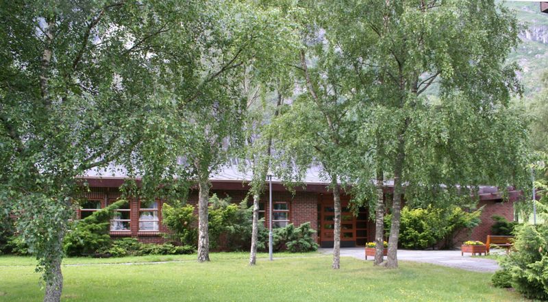 Fil:Eidfjord, inngangspartiet på nordsida, AMH 2006.jpg