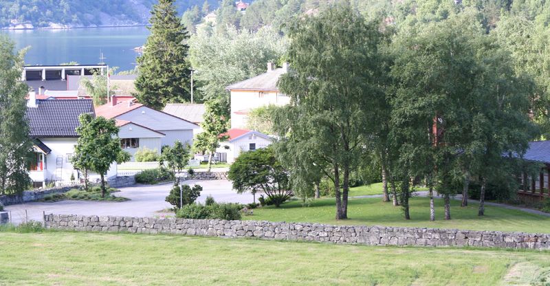 Fil:Eidfjord kyrkjegard med parkeringsplass i vest, AMH 2006.jpg