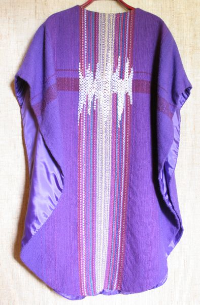 Fil:Eidfjord parament messehakel fiolett ryggside, AMH 2006.jpg