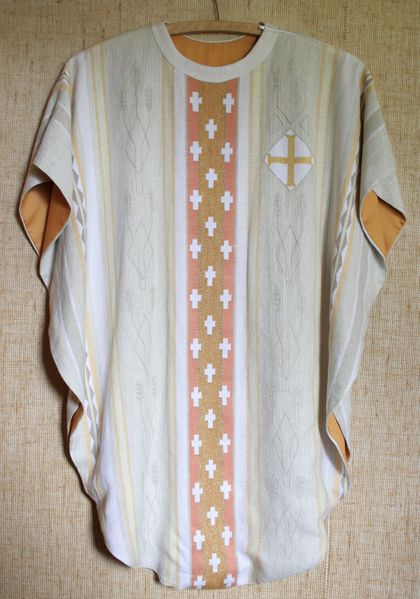 Fil:Eidfjord parament messehakel kvit front, AMH 2006.jpg