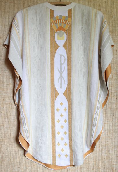 Fil:Eidfjord parament messehakel kvit ryggside, AMH 2006.jpg