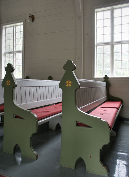 Fil:Eidsland, benker, AMH 2008.jpg