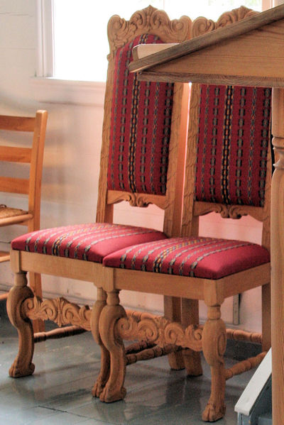 Fil:Eidsland, brurestolar, AMH 2008.jpg