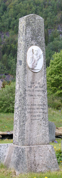 Fil:Eidsland, minnesmerke, AMH 2008.jpg