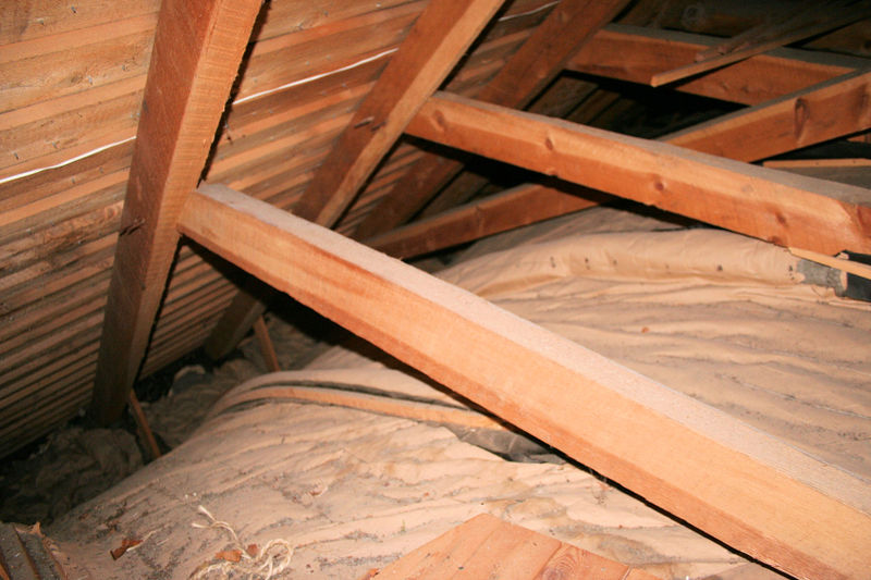 Fil:Eidsland, takstol, sperrefeste, AMH 2008.jpg