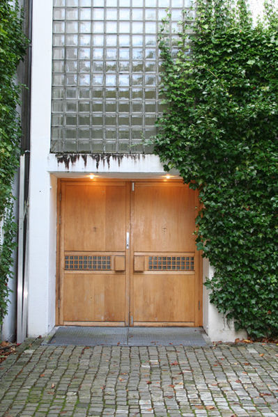 Fil:Eidsvåg kirke Hovedinngang.jpg