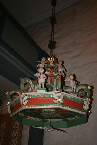 Fil:Enebakk kirke Over døpefont.jpg