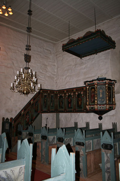 Fil:Enebakk kirke Prekestolen 1.jpg