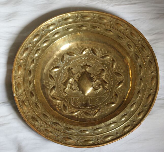 Fil:Evanger, dåpsfat, AMH 2007.jpg