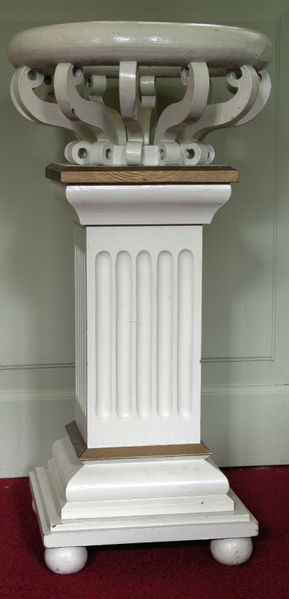 Fil:Evanger, døypefont, AMH 2007.jpg