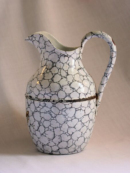 Fil:Evanger, kanne, emaljert, AMH 2007.jpg