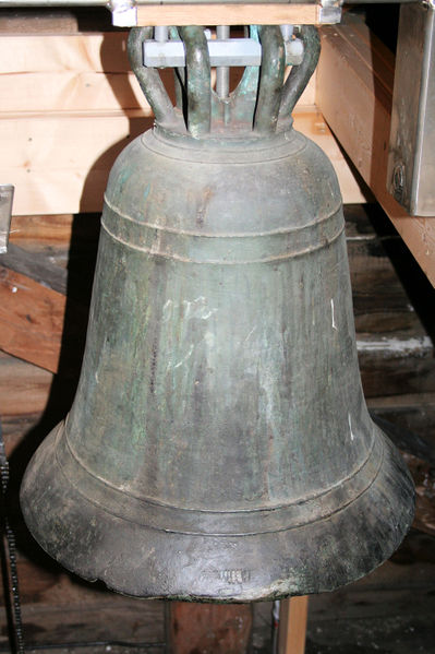 Fil:Evanger, mellomalderklokke, AMH 2007.jpg