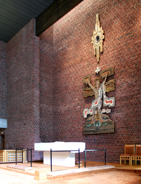 Fil:Farnes kyrkje, altarpartiet 1, AMH 2009.jpg