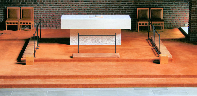 Fil:Farnes kyrkje, altarpartiet 2, AMH 2009.jpg