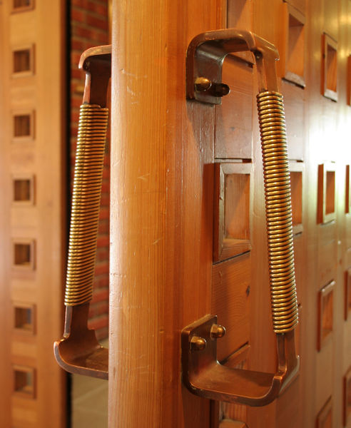 Fil:Farnes kyrkje, dør, detalj, AMH 2009.jpg