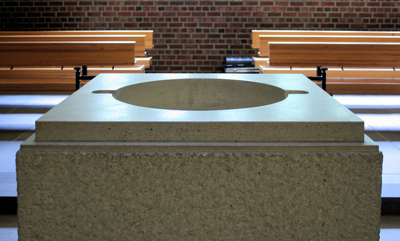 Fil:Farnes kyrkje, døypefont, detalj, AMH 2009.jpg