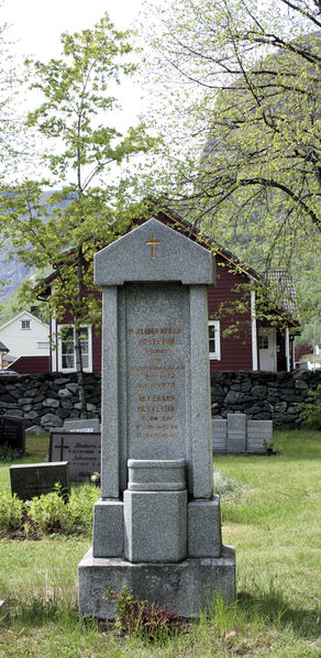 Fil:Farnes kyrkje, gravminne i granitt, AMH 2009.jpg