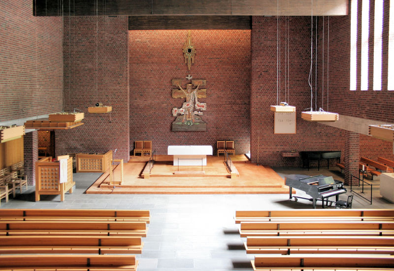 Fil:Farnes kyrkje, interiør mot altarpartiet, AMH 2009.jpg