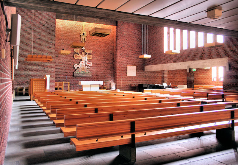 Fil:Farnes kyrkje, interiør mot søraust, AMH 2009.jpg