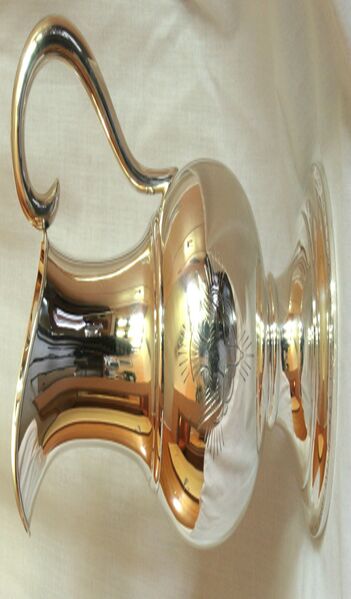 Fil:Farnes kyrkje, kanne, AMH 2009.jpg