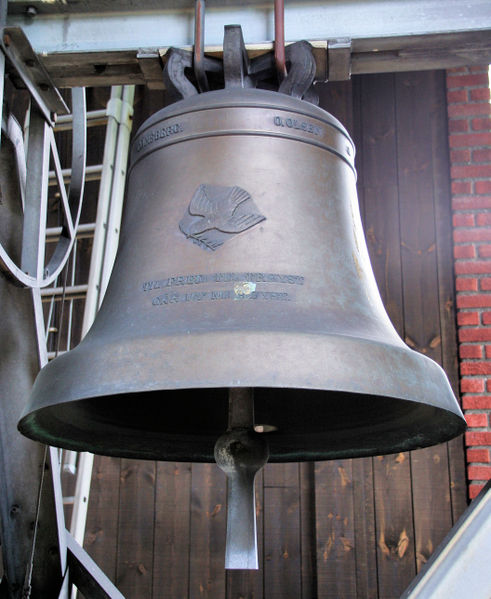 Fil:Farnes kyrkje, klokke b, AMH 2009.jpg