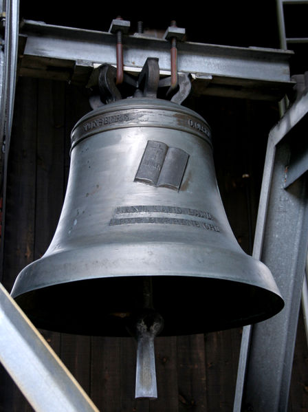 Fil:Farnes kyrkje, klokke c, AMH 2009.jpg