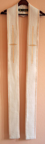 Fil:Farnes kyrkje, kvit stola, AMH 2009.jpg