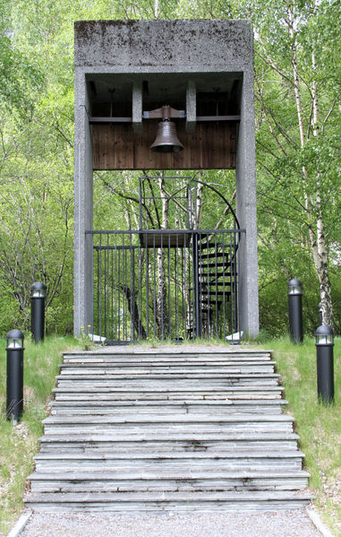 Fil:Farnes kyrkje, kyrkjegarden, klokkestøpul, AMH 2009.jpg