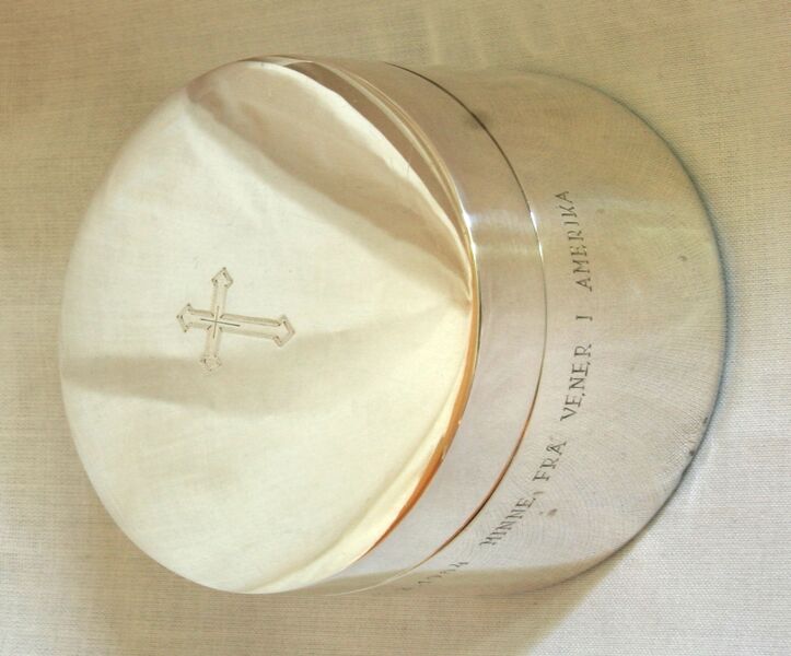 Fil:Farnes kyrkje, oblatøskje, AMH 2009.jpg