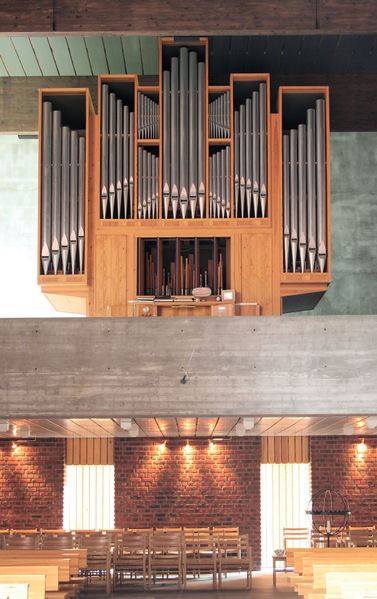 Fil:Farnes kyrkje, orgel og galleri, AMH 2009.jpg