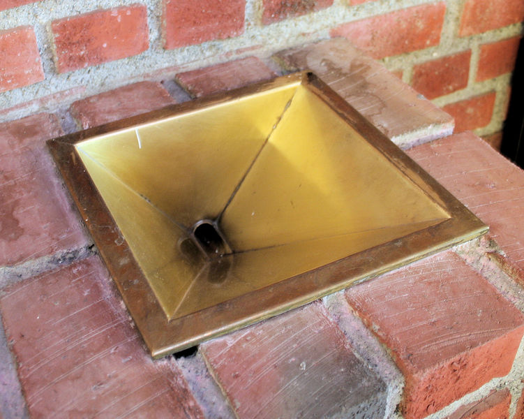 Fil:Farnes kyrkje, piscina, detalj, AMH 2009.jpg