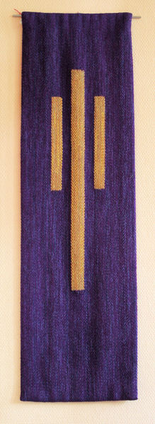 Fil:Farnes kyrkje, preikestolklede, fiolett, AMH 2009.jpg