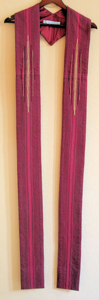 Fil:Farnes kyrkje, raud stola, AMH 2009.jpg