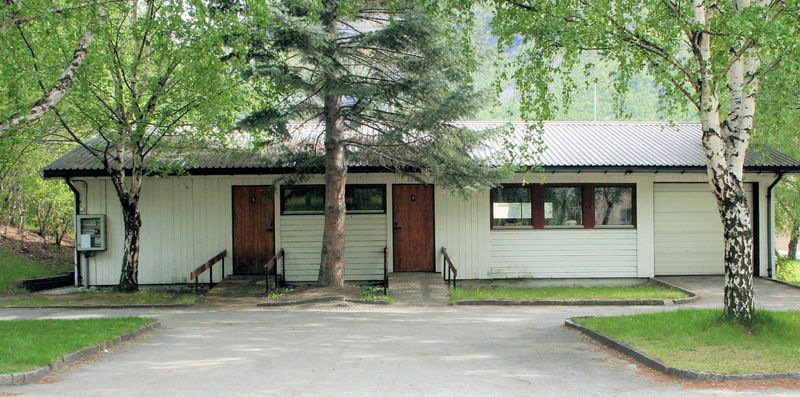 Fil:Farnes kyrkje, reiskapshus utafor inngangen, AMH 2009.jpg