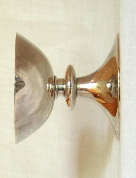 Fil:Farnes kyrkje, soknebodskalk, AMH 2009.jpg