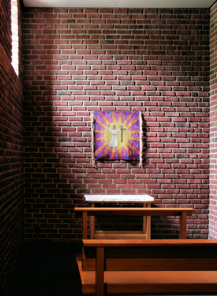 Fil:Farnes kyrkje, stille rom, AMH 2009.jpg