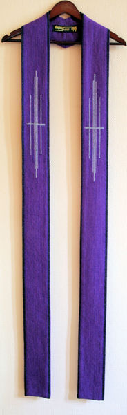 Fil:Farnes kyrkje, stola fiolett, AMH 2009.jpg