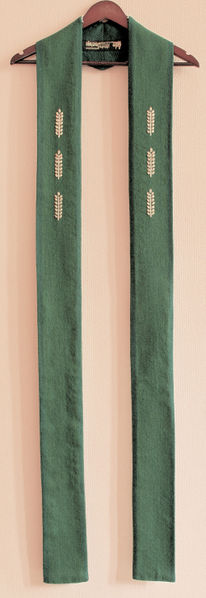 Fil:Farnes kyrkje, stola grøn, AMH 2009.jpg