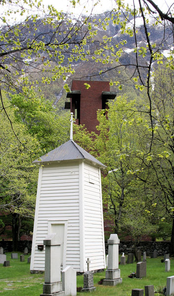 Fil:Farnes kyrkje, to klokketårn, AMH 2009.jpg