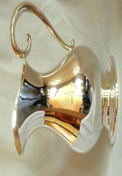 Fil:Farnes kyrkje, vinkanne, AMH 2009.jpg