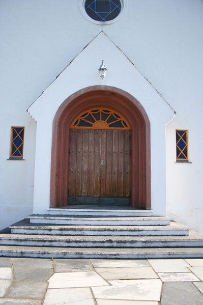 Fil:Fedje kyrkje Hovedinngang.jpg