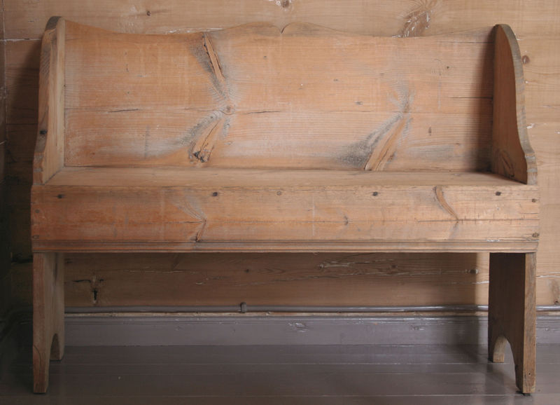 Fil:Fet kyrkje, benk, AMH 2010.jpg