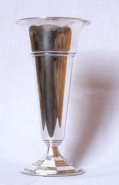 Fil:Fet kyrkje, blomstervase, AMH 2010.jpg