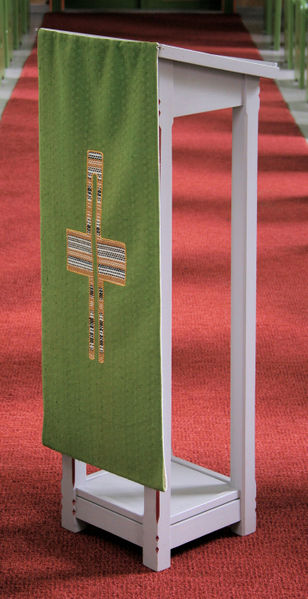 Fil:Fet kyrkje, lesepult, AMH 2010.jpg
