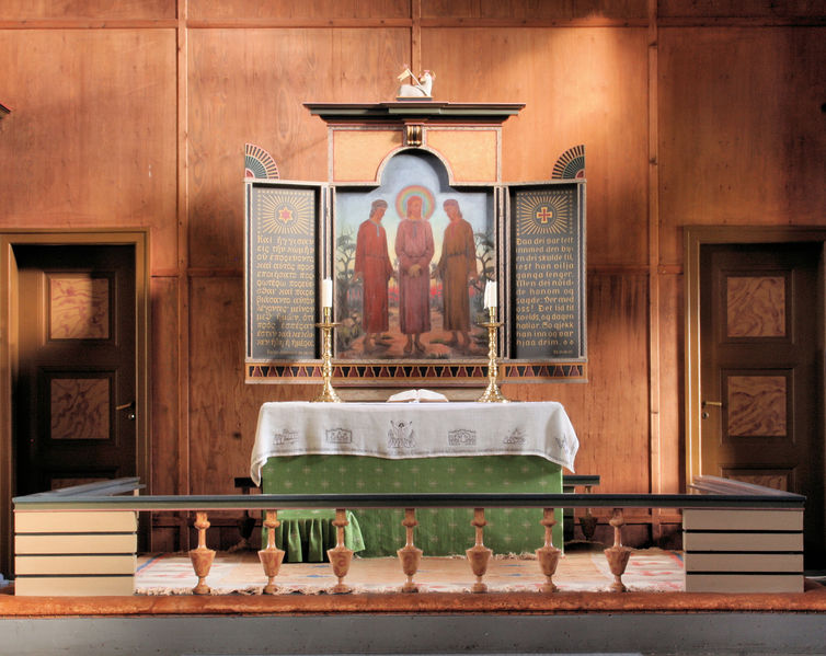 Fil:Fjærland kyrkje, altarpartiet, AMH 2009.jpg