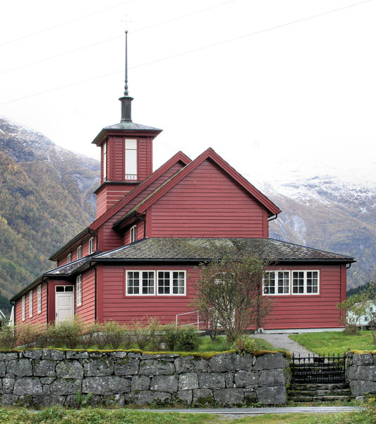 Fil:Fjærland kyrkje, austfasade, AMH 2009.jpg